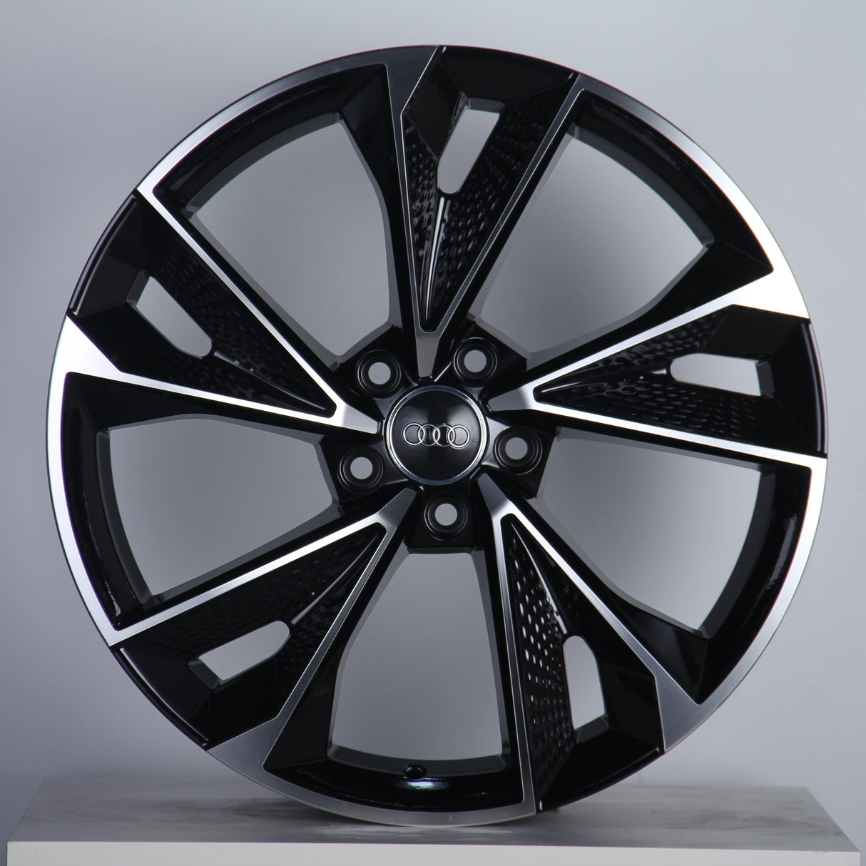 Q3 - 8U: 20" Diamond Cut RS7 Style Alloy Wheels 14-18