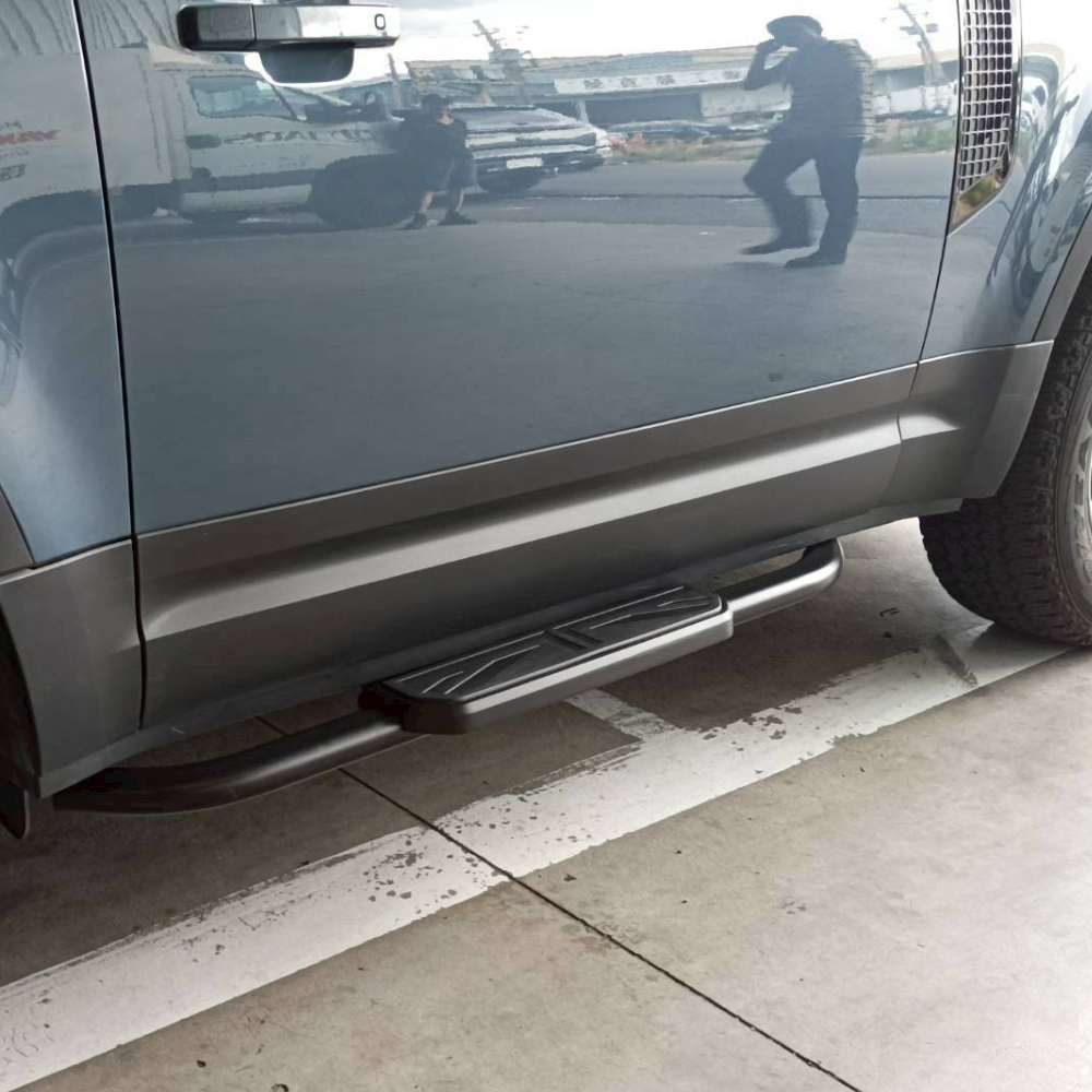 Defender 90 -  L663: Black UJ Style Side Steps 20+