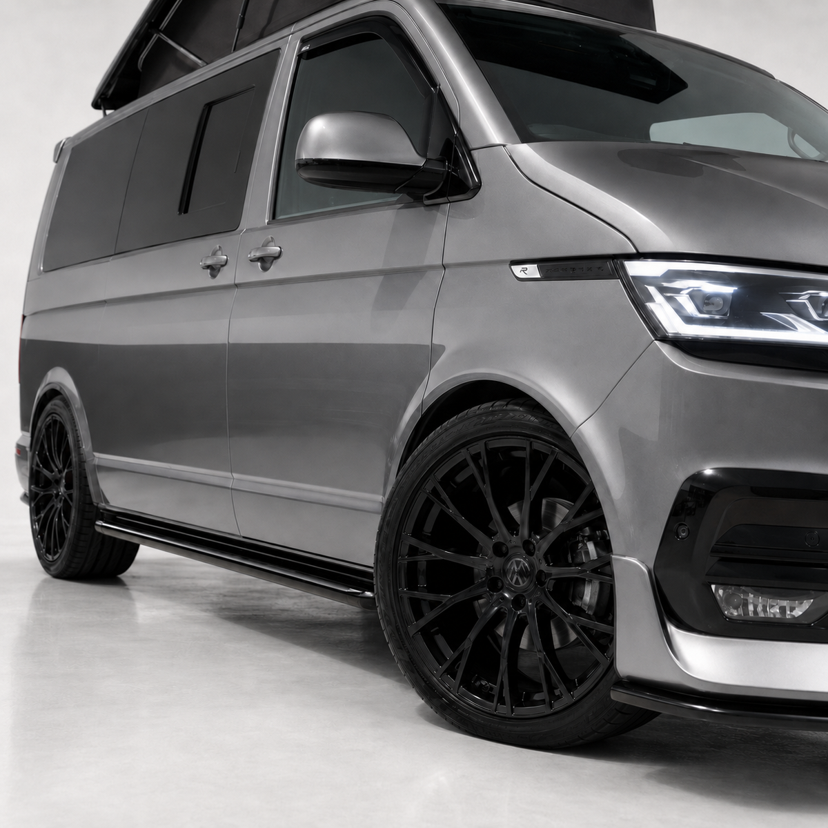 Transporter - T5/T6 SWB: Gloss Black Trapezoid Side Bars 05-23