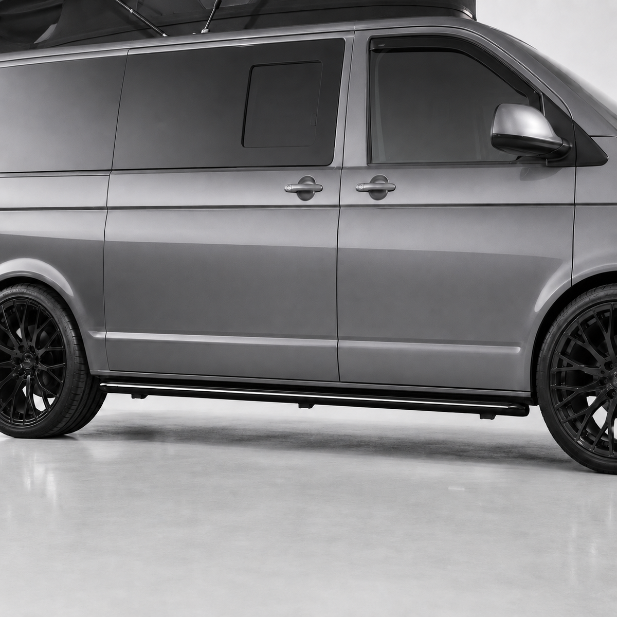 Transporter - T5/T6 SWB: Gloss Black Trapezoid Side Bars 05-23