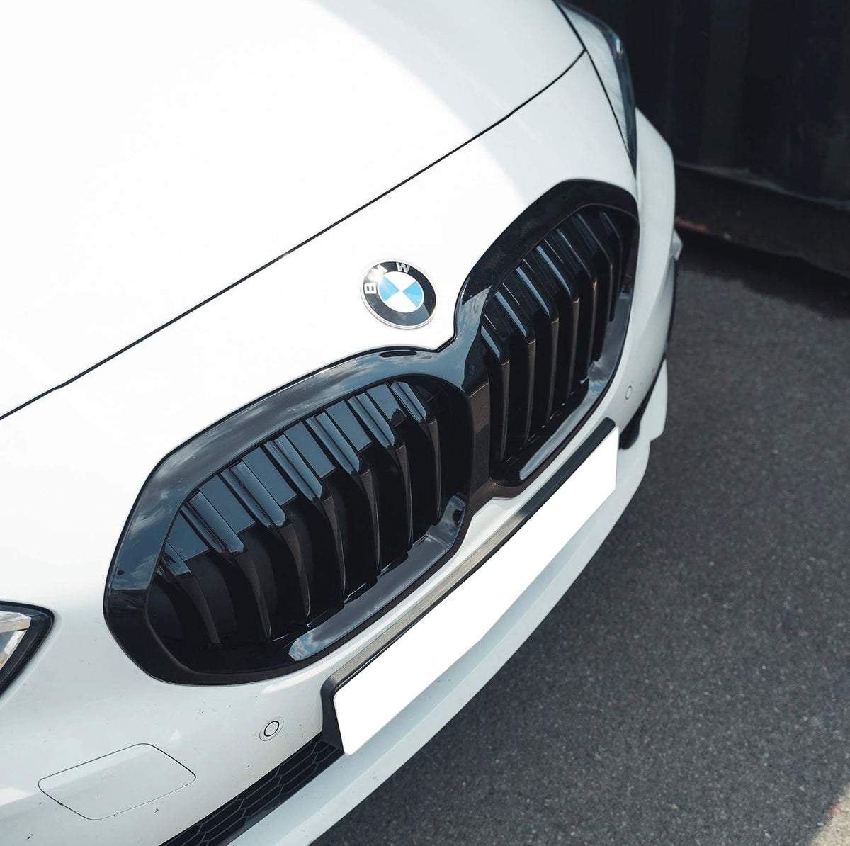 1 Series - F40: Gloss Black Single Slat Grill 20+