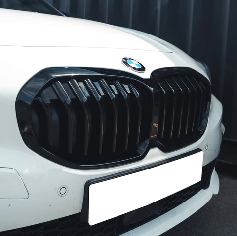 1 Series - F40: Gloss Black Single Slat Grill 20+