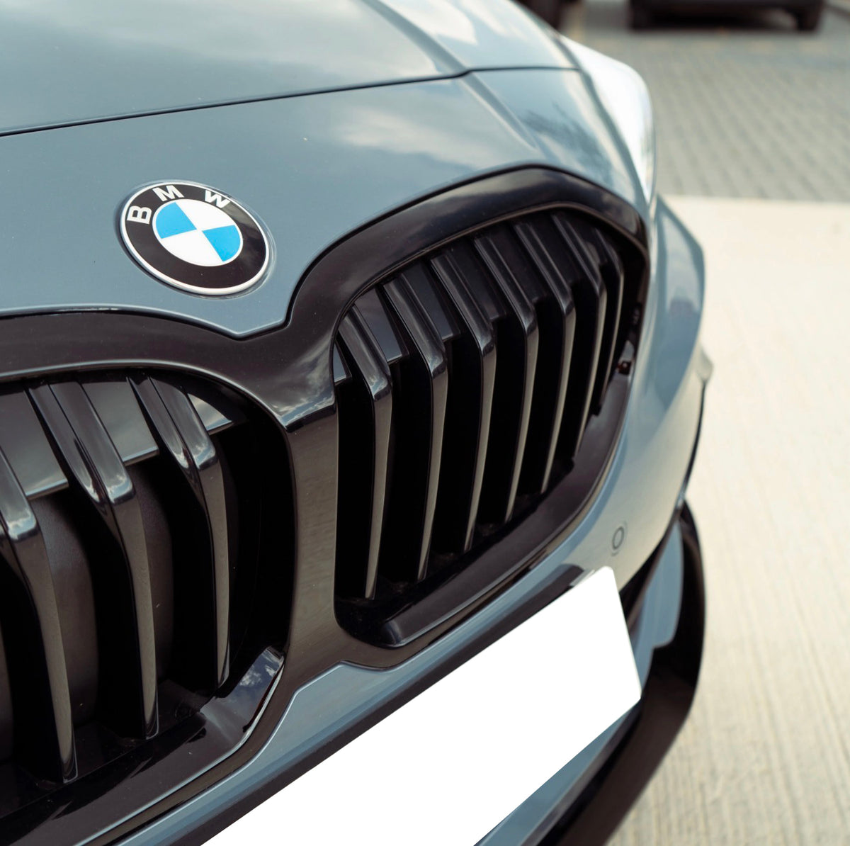 1 Series - F40: Gloss Black Single Slat Grill 20+