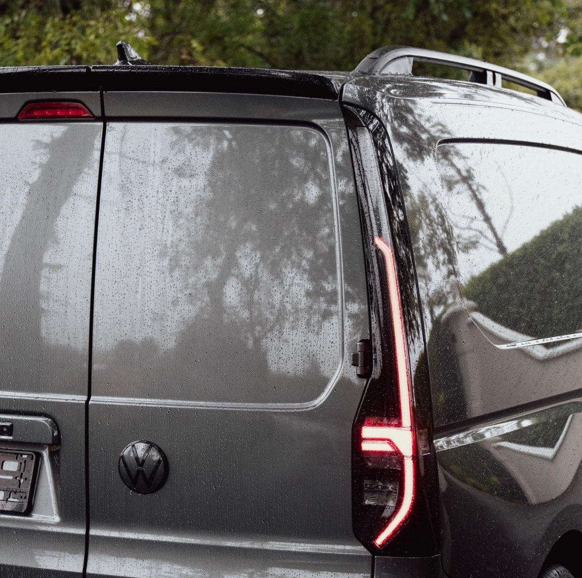 Caddy - MK5 SWB: Gloss Black Rear Barn Door Spoiler 21+