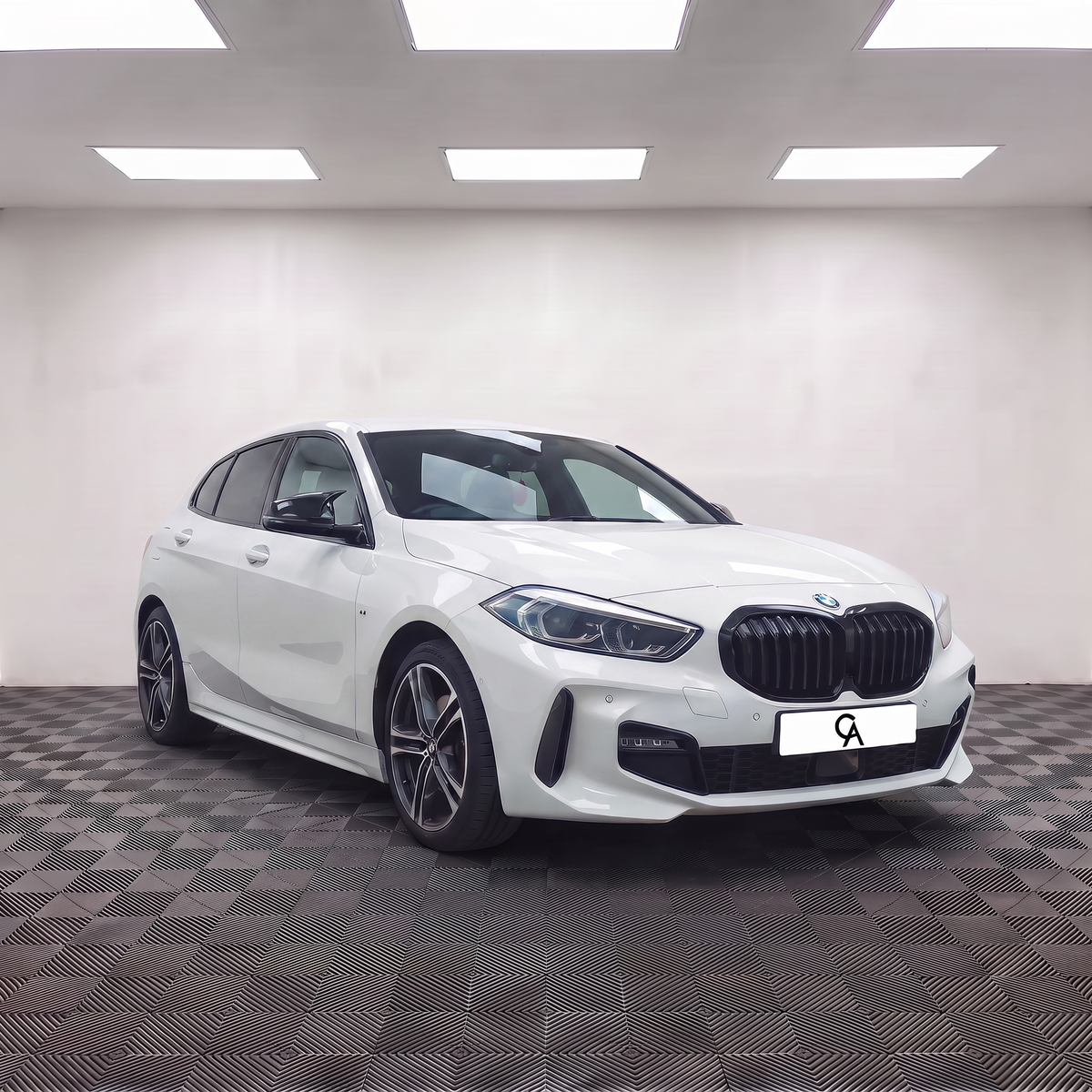 1 Series - F40: Gloss Black Single Slat Grill 20+