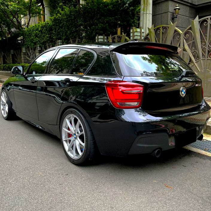 1 Series - F20/F21: Gloss Black 3D Style Spoiler 12-19