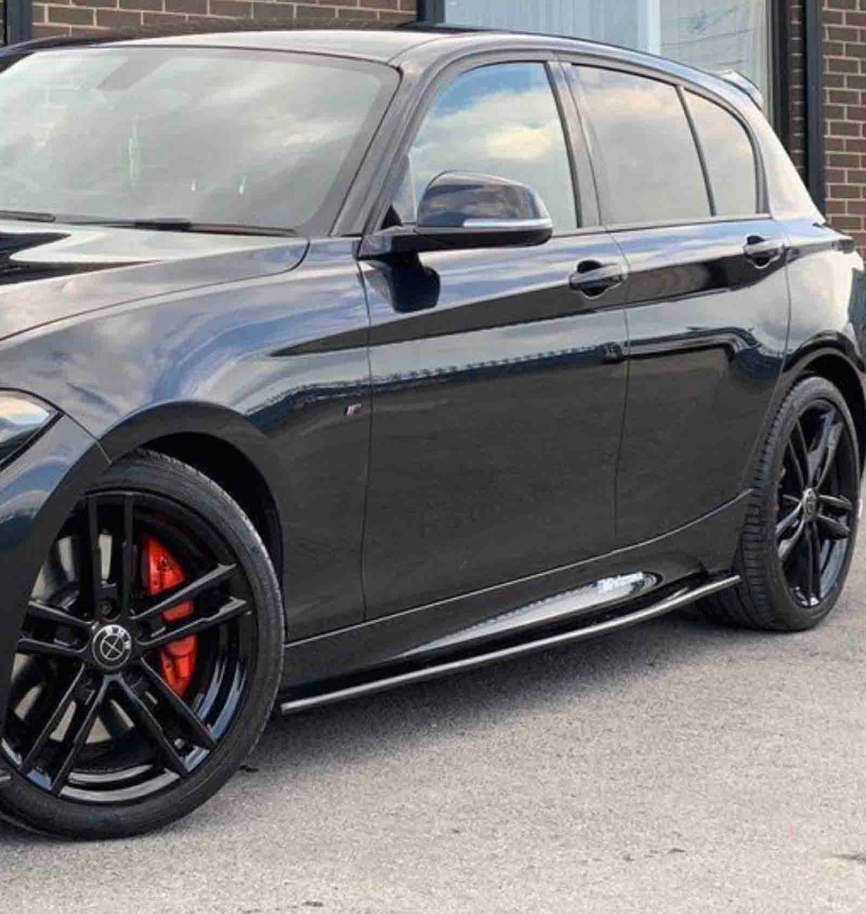 1 Series - F20/F21: Gloss Black Side Skirts 12-18