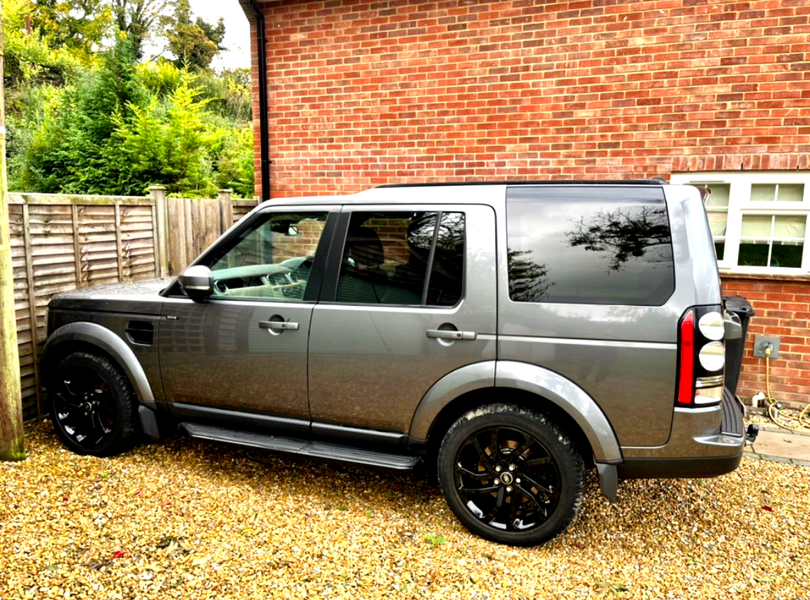 Land Rover Discovery 4: Black Side Steps 05-15