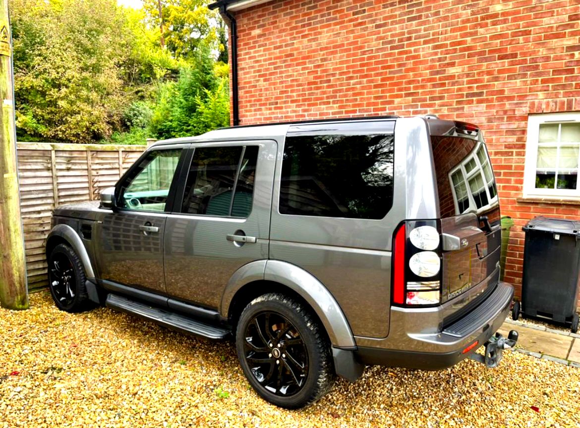Land Rover Discovery 4: Black Side Steps 05-15