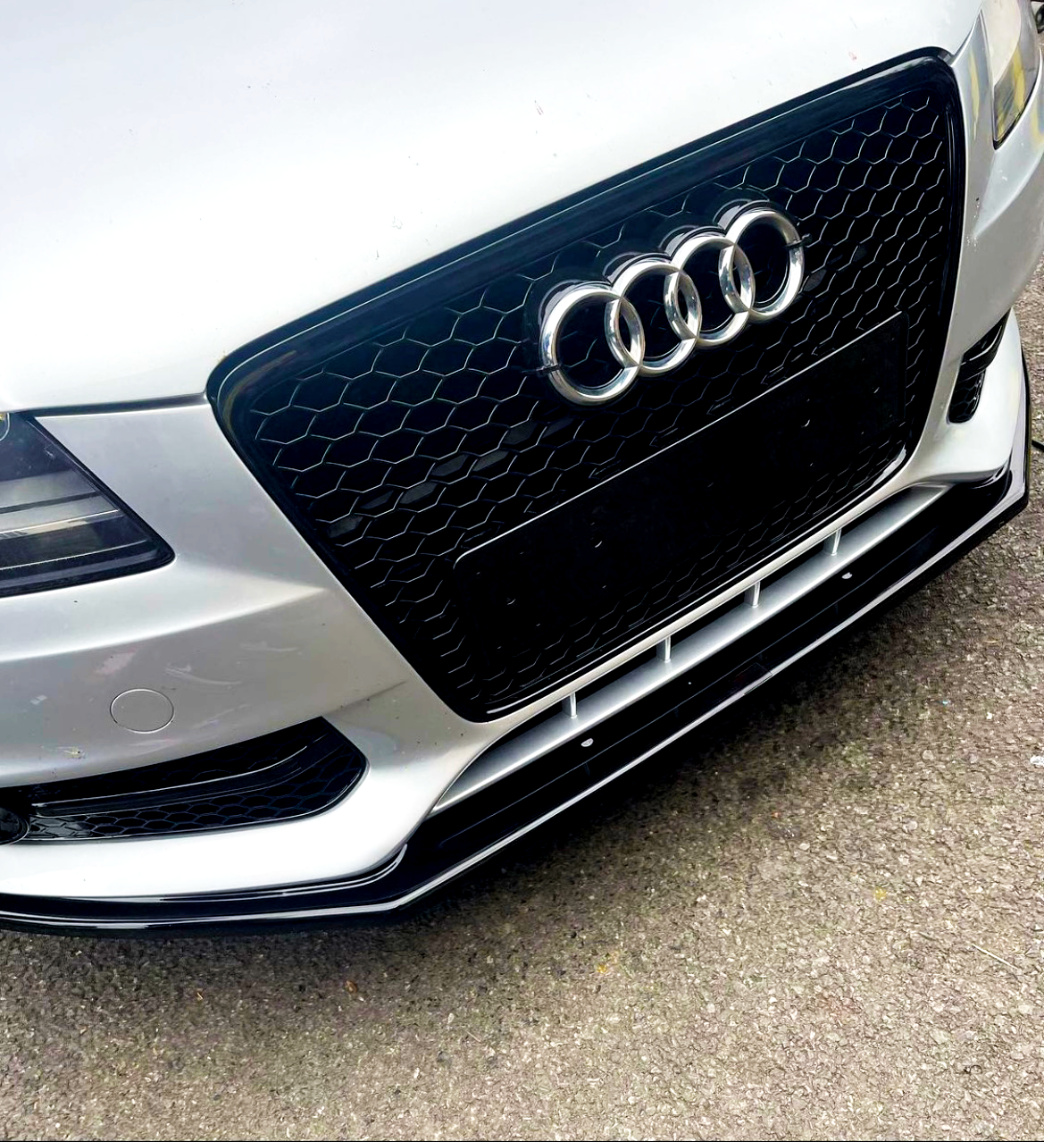 A4 - B8 Pre-Facelift: Gloss Black RS Honeycomb Grill 08-12