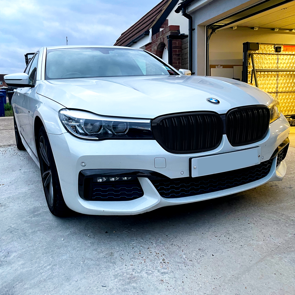 7 Series - G11: Gloss Black Double Slat Grill 16-19